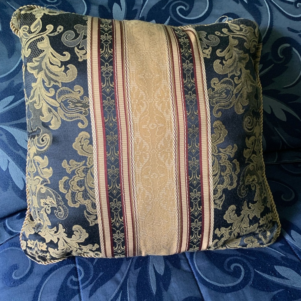 2 Matching Decorative Pillows - Picture 2 of 5